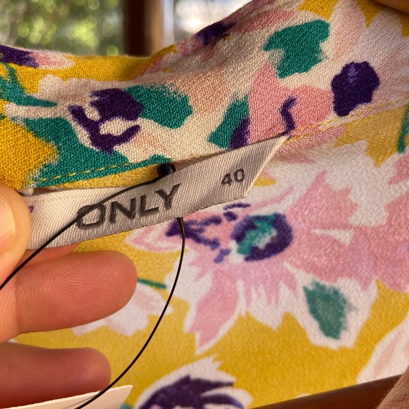 ONLY Floral Tops. Size - 40 - Picture 7 of 7